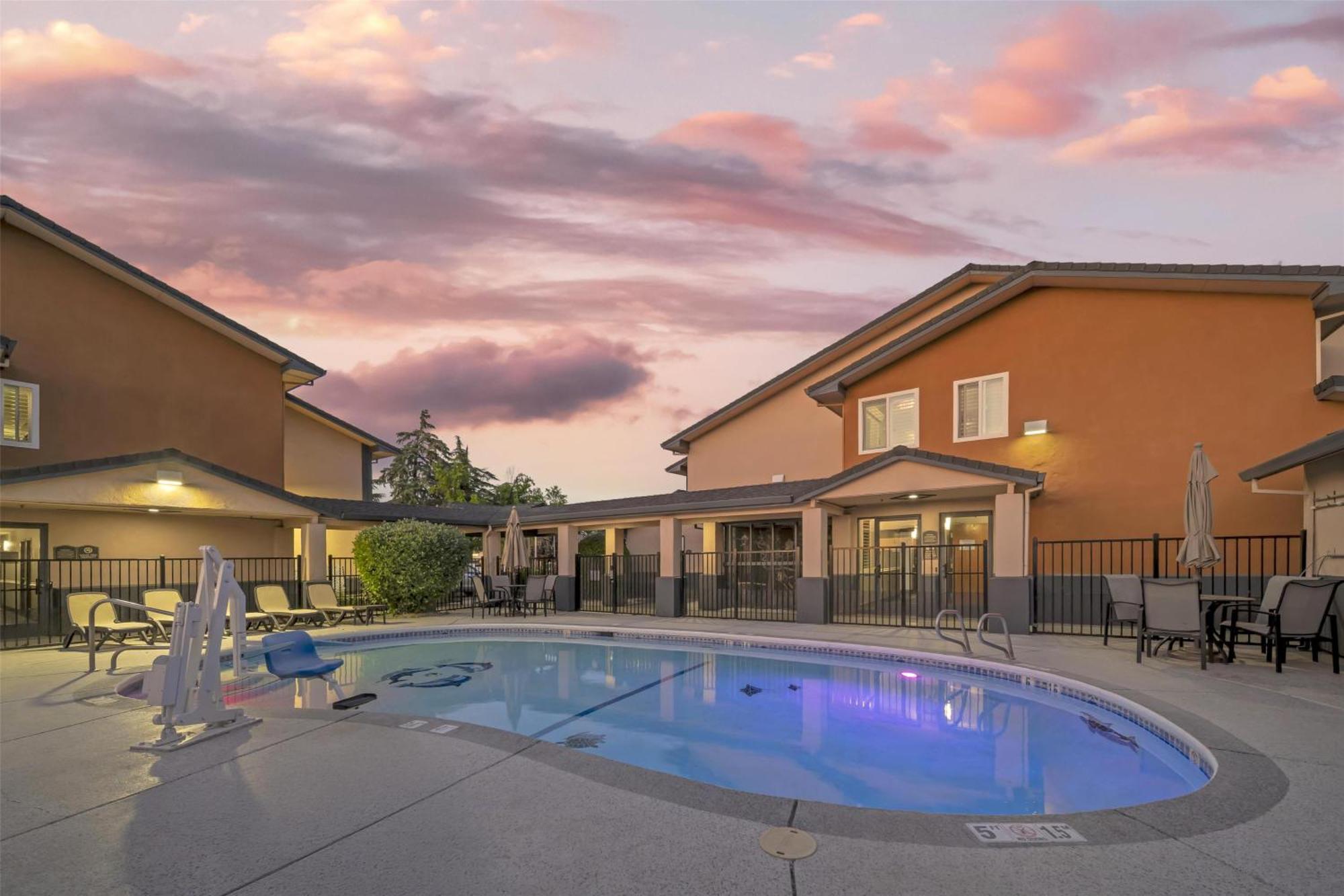 Best Western Antelope Inn & Suites Ред Блъф Екстериор снимка